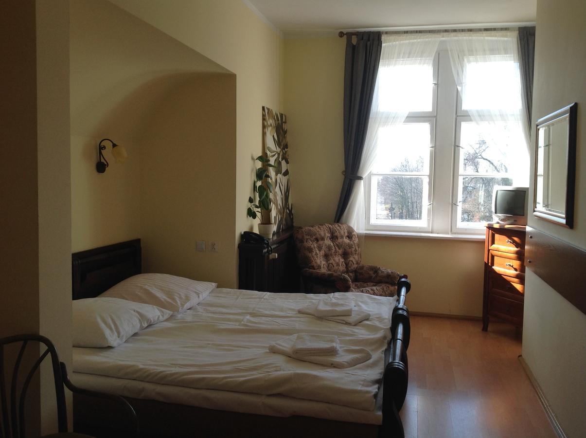 Palac Kobylniki Hotel Obrzycko Esterno foto