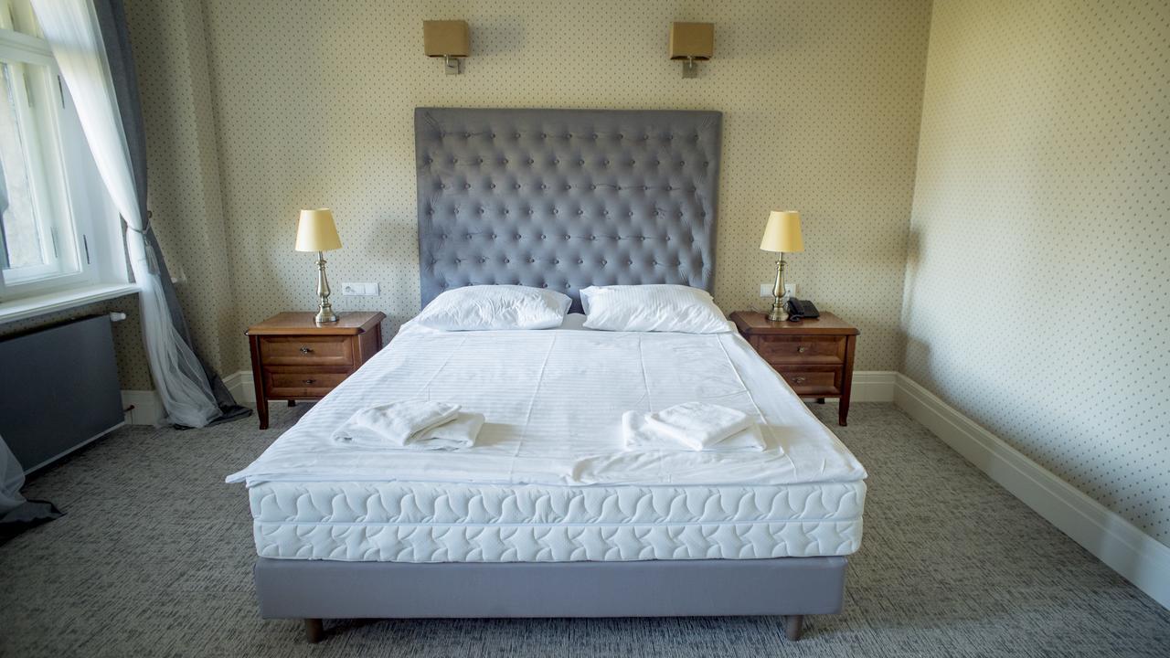 Palac Kobylniki Hotel Obrzycko Esterno foto