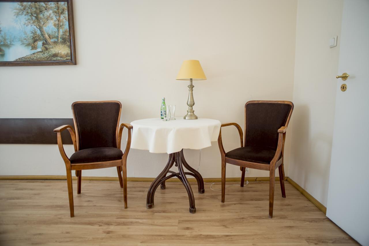Palac Kobylniki Hotel Obrzycko Esterno foto