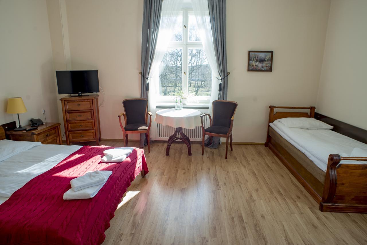 Palac Kobylniki Hotel Obrzycko Esterno foto