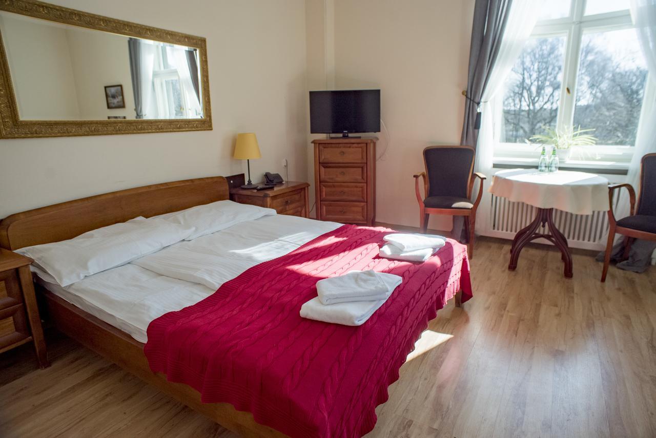 Palac Kobylniki Hotel Obrzycko Esterno foto